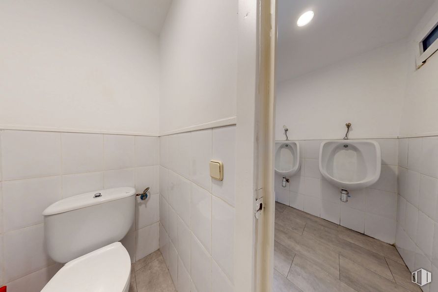 Oficina en venta en Calle Guzmán El Bueno, Chamberí, Madrid, 28003 con inodoro, fregadero, pared, cuarto de baño, suelos, suelo, asiento del inodoro, accesorios de fontanería, fontanería y material compuesto alrededor