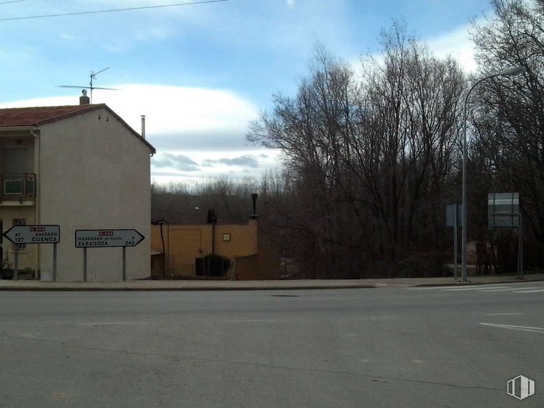 Land for sale at Camino Matadero, Cifuentes, Guadalajara, 19420 with building, cloud, sky, road surface, tree, asphalt, land lot, overhead power line, plant and electricity around