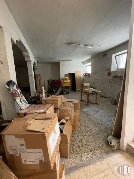 Local en venta en Calle Rosa, Aranjuez, Madrid, 28300 con ventana, mesa, productos envasados, caja de envío, caja, madera, piso, pavimento, entrega de paquetes y cartón alrededor