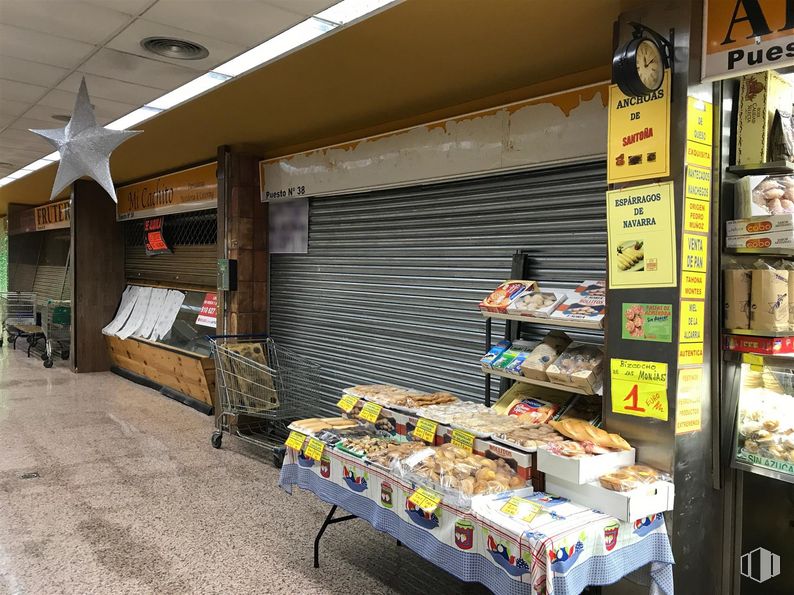 Local en alquiler en Calle Constitución, 39, Alcobendas, Madrid, 28100 con comida, edificio, venta al por menor, espacio público, tienda, estante, comercio, mercado, comida precocinada y estantería alrededor