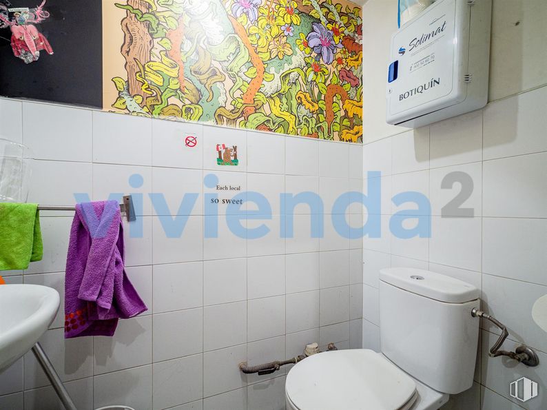 Retail for sale at Calle San Vicente Ferrer, Centro, Madrid, 28004 with sink, toilet, property, photograph, white, purple, product, bathroom, plumbing fixture and interior design around