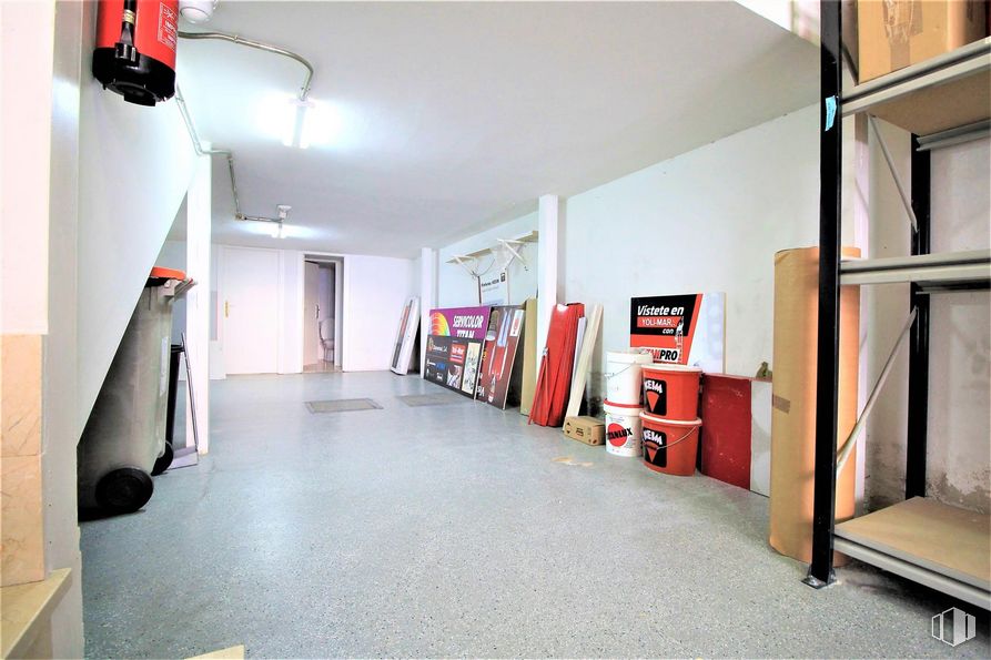 Retail for sale at Paseo Quince de Mayo, 3, Carabanchel, Madrid, 28019 with lighting, interior design, flooring, fixture, floor, bookcase, shelving, wood, hardwood and ceiling around