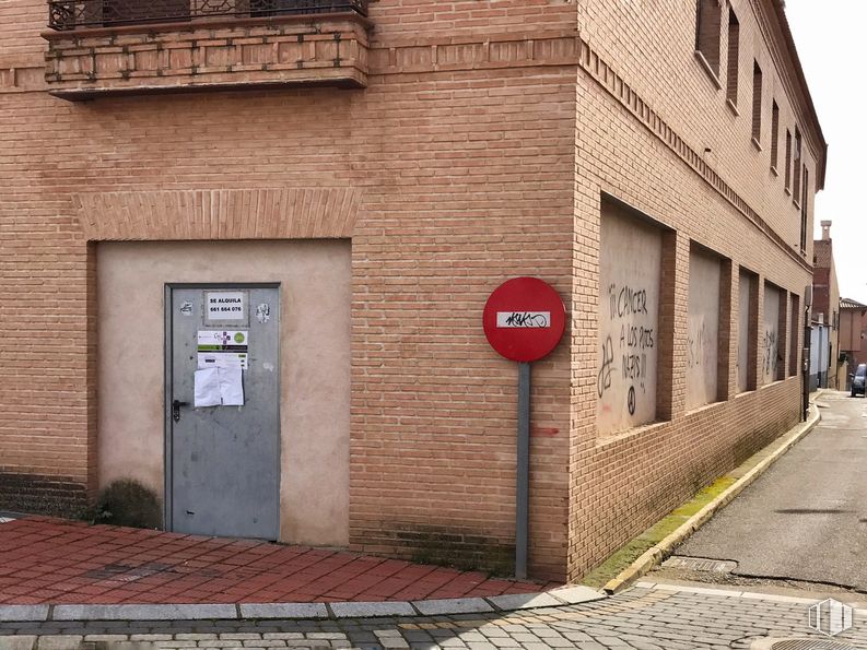 Retail for rent at Calle Moral, 1, Burguillos de Toledo, Toledo, 45112 with door, building, window, brickwork, brick, fixture, road surface, font, facade and wood around