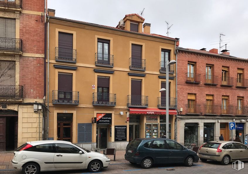 Office for sale at Calle José Zorilla, 24, Segovia, 40002 with building, car, window, property, automotive parking light, vehicle, plant, door, neighbourhood and automotive exterior around