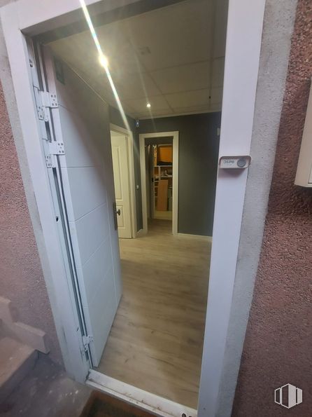 Local en venta en Zona centro, Ajalvir, Madrid, 28864 con suelos, suelo, puerta, puerta de casa, madera dura, manija de la puerta, tinte para madera, ferretería doméstica, suelos de madera y material de construcción alrededor