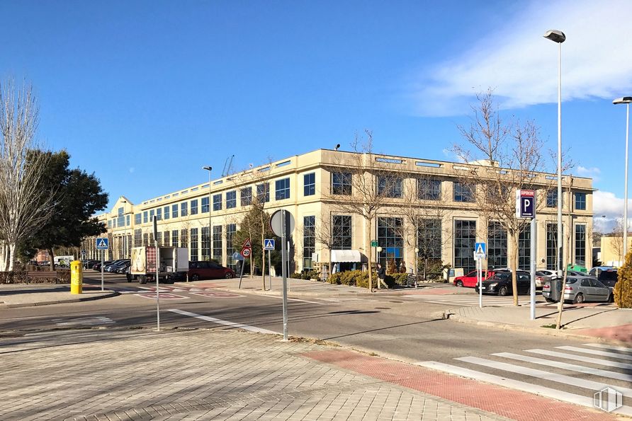 Oficina en alquiler en Calle Chile, 10, Las Rozas de Madrid, Madrid, 28290 con edificio, coche, cielo, luz de la calle, ventana, nube, árbol, casa, barrio residencial, diseño urbano y vecindario alrededor