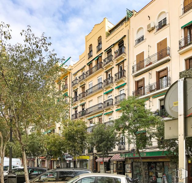 Retail for sale at Calle Vallehermoso, 48, Chamberí, Madrid, 28015 with building, car, sky, cloud, window, vehicle, urban design, condominium, tree and travel around