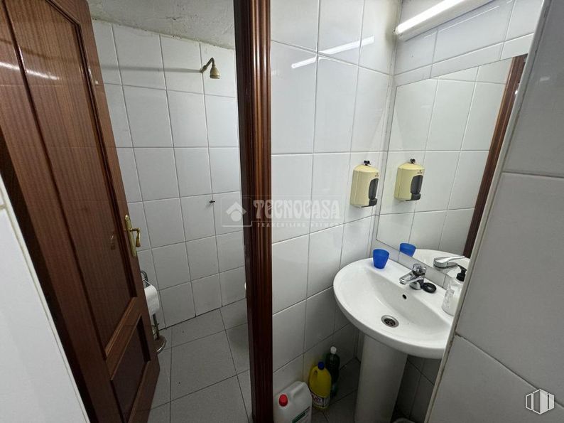 Local en venta en Casco urbano, Alcalá de Henares, Madrid, 28803 con fregadero, puerta, grifo, accesorios de fontanería, propiedad, cuarto de baño, lavabo, accesorio, edificio y espejo alrededor