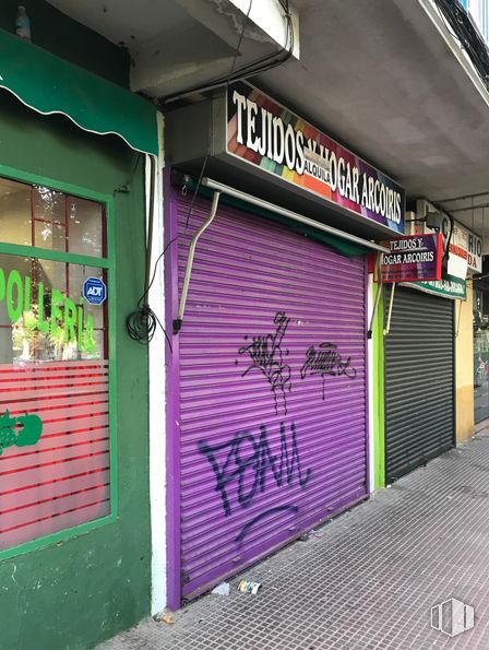 Local en alquiler en Zona Reyes Católicos, Alcalá de Henares, Madrid, 28802 con puerta, verde, edificio, morado, ladrillo, albañilería, grafiti, arte, accesorio y fachada alrededor