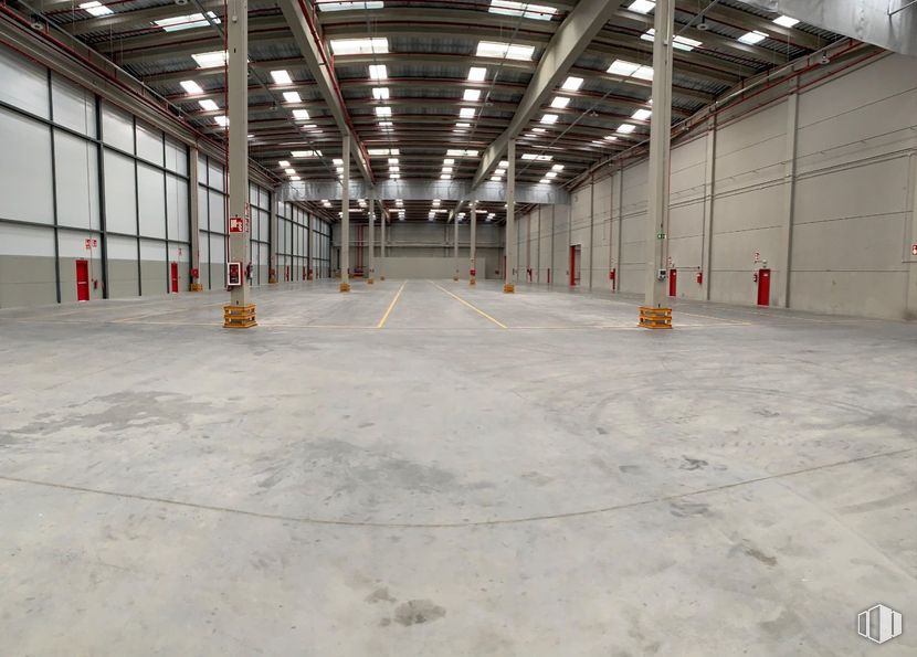 Industrial for rent at Prologis Park Camarma, Zona empresarial, Camarma de Esteruelas, Madrid, 28816 with floor, flooring, composite material, warehouse, concrete, ceiling, building material, hall, steel and factory around