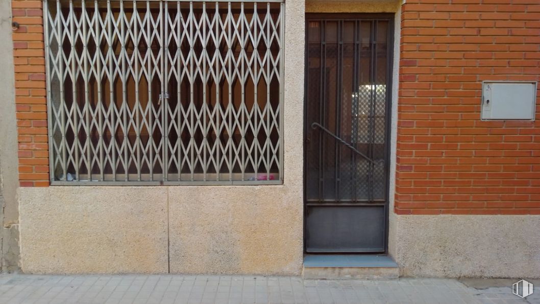 Retail for rent at Calle San José, Madridejos, Toledo, 45710 with door, building, window, fixture, wood, rectangle, brick, house, composite material and home door around