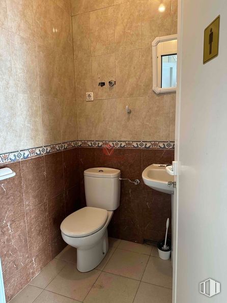 Retail for sale at Zona Reyes Católicos, Cuenca, 16003 with toilet, sink, toilet seat, plumbing fixture, bathroom, floor, flooring, plumbing, brown and tile around