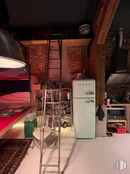 Retail for rent at Calle Juan de Herrera, Centro, Madrid, 28013 with refrigerator, ladder, light fixture, lighting, microwave oven, automotive design, wood, gas, flooring and ceiling around