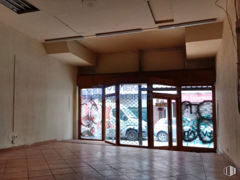 Retail for rent at Calle San Bernardino, Centro, Madrid, 28015 with tire, wheel, wood, fixture, floor, shade, automotive exterior, hall, building and door around