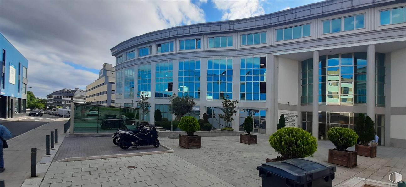 Office for sale at Zona estación, Pozuelo de Alarcón, Madrid, 28224 with building, cloud, plant, sky, tire, wheel, window, urban design, condominium and public space around