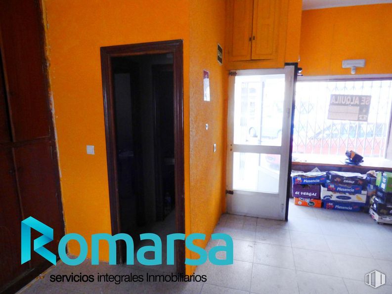 Retail for rent at Zona Estación, Ávila, 05001 with door, packaged goods, fixture, floor, flooring, building, gas, wood, ceiling and electric blue around