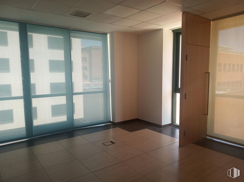 Oficina en alquiler en Calle Foronda, 6, Fuencarral - El Pardo, Madrid, 28034 con accesorio, sombra, madera, exterior del automóvil, suelo, suelos, inmobiliario, techo, vidrio y puerta alrededor