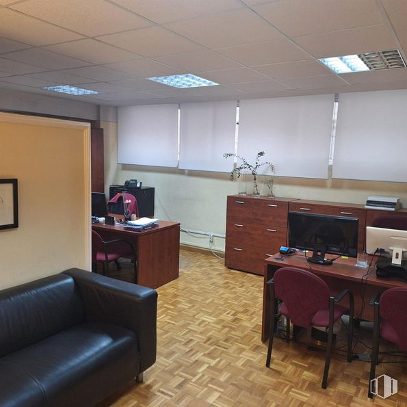 Oficina en venta en Zona Nuevos Ministerios - Ríos Rosas, Chamberí, Madrid, 28003 con silla, pantalla de ordenador, escritorio, sofá, loveseat, mueble, ebanistería, mesa, madera y cajón alrededor