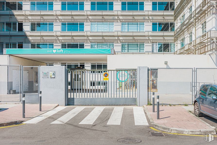 Oficina en venta en Avenida Industria, 44, Alcobendas, Madrid, 28108 con coche, edificio, ventana, diseño urbano, línea, aparcamiento, zona residencial, edificio comercial, superficie de la carretera y condominio alrededor