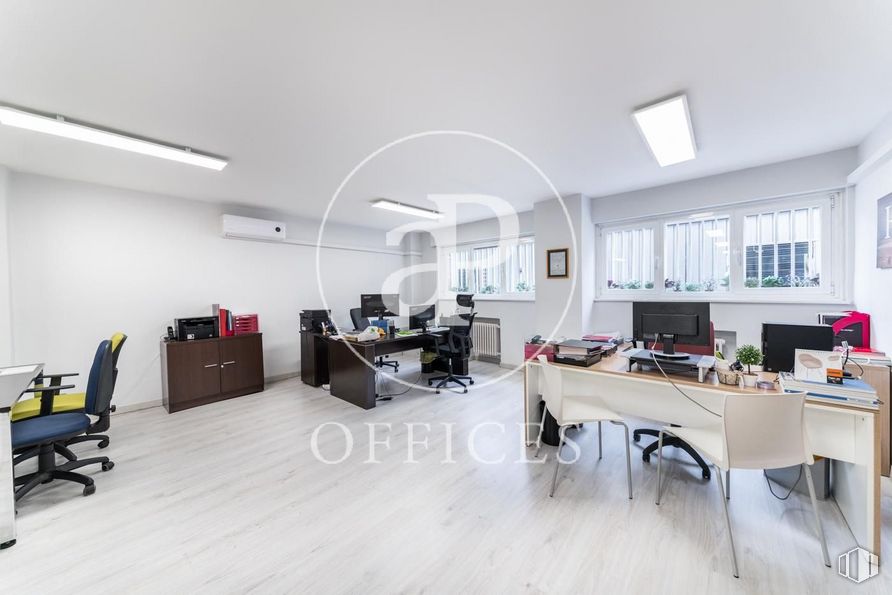 Oficina en venta en Calle Enrique Larreta, Chamartín, Madrid, 28036 con silla, mesa, alumbrado, ebanistería, mueble, silla de oficina, edificio, ordenador, ventana y escritorio alrededor