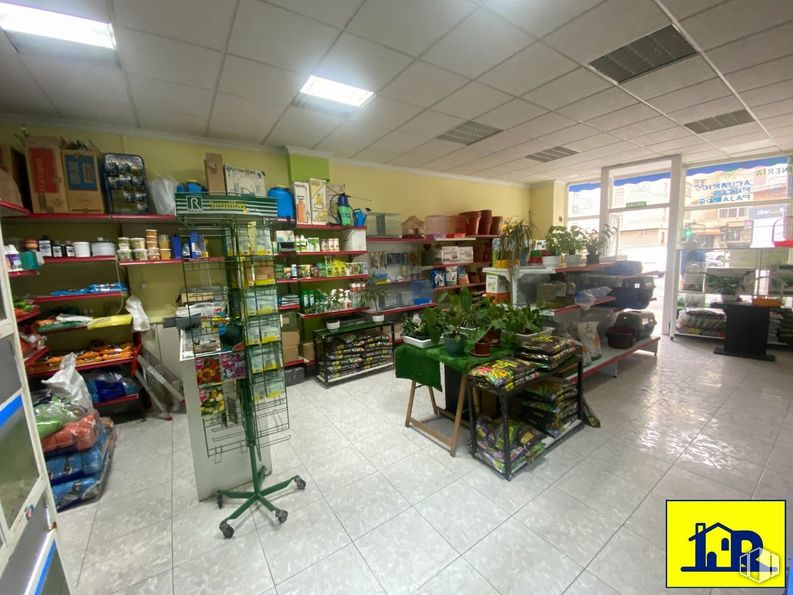 Retail for sale & for rent at Zona Reyes Católicos, Cuenca, 16003 with building, shelf, interior design, retail, flooring, convenience store, shelving, publication, customer and trade around