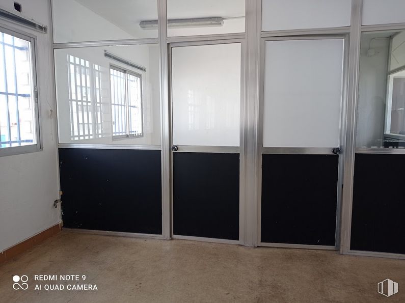 Industrial for rent at Calle Gamonal, 12, Villa de Vallecas, Madrid, 28031 with window, building, fixture, shade, wood, floor, flooring, house, hall and automotive exterior around