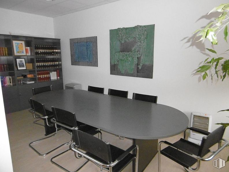 Office for sale at Zona Azucaica - Santa María de Benquerancia, Toledo, 45007 with table, chair, bookcase, furniture, building, plant, shelf, interior design, conference room table, flooring and desk around