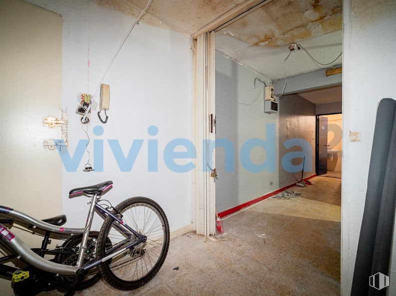 Local en venta en Calle Hermanos Machado, Ciudad Lineal, Madrid, 28017 con bicicleta, rueda de bicicleta, neumático, rueda, neumático para bicicleta, vehículo, horquilla de bicicleta, neumático de automoción, iluminación del automóvil y edificio alrededor