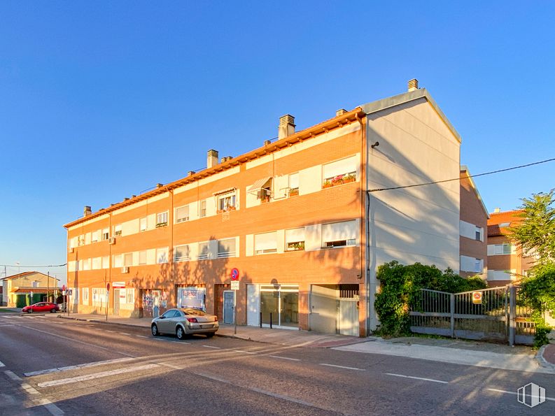 Retail for sale at Calle Malacuera, Torrelaguna, Madrid, 28180 with car, building, sky, window, urban design, wheel, street light, plant, tree and residential area around