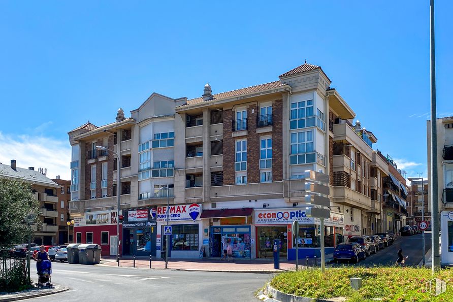 Local en alquiler en Calle Doctor Calero, 2, Majadahonda, Madrid, 28220 con edificio, cielo, planta, ventana, azul, luz de la calle, diseño urbano, vía pública, barrio y área residencial alrededor