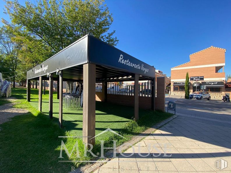 Retail for rent at  Calle Inmaculada, Casarrubuelos, Madrid, 28978 with building, plant, sky, property, shade, tree, real estate, urban design, city and landscape around