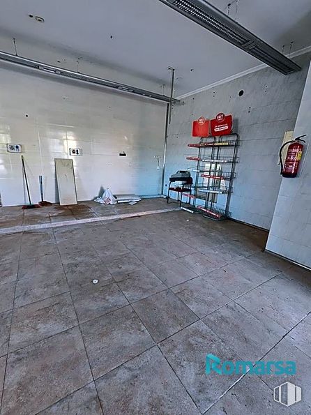 Retail for rent at Plaza Calderón de la Barca, Segovia, 40004 with flooring, floor, fixture, building, composite material, gas, concrete, ceiling, building material and rectangle around