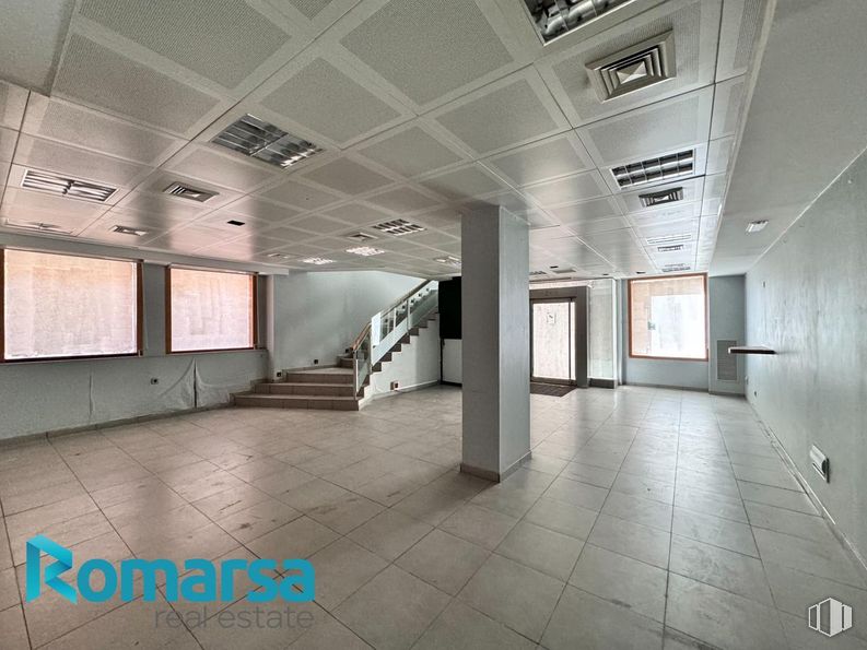 Retail for rent at Calle San Millán, Ávila, 05001 with window, fixture, interior design, floor, flooring, hall, ceiling, space, composite material and glass around