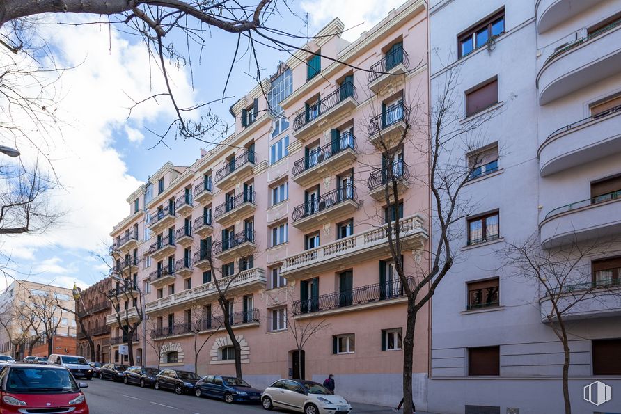 Oficina en alquiler en Calle Romero Robledo, 19, Moncloa - Aravaca, Madrid, 28008 con coche, edificio, ventana, vehículo terrestre, nube, neumático, rueda, cielo, día y propiedad alrededor