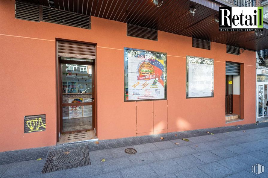 Retail for sale & for rent at Calle Alcalá, Ciudad Lineal, Madrid, 28027 with door, wall, font, real estate, facade, advertising, city, signage, art and ceiling around