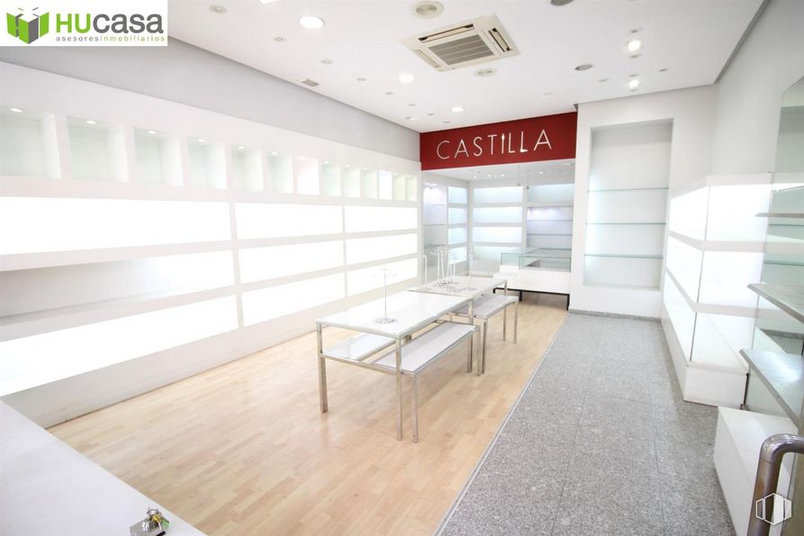 Retail for sale & for rent at Zona Santa Teresa, Toledo, 45004 with table, property, building, interior design, architecture, flooring, floor, wall, material property and real estate around