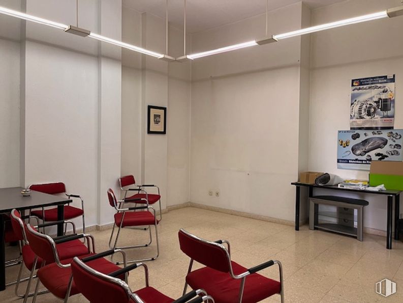 Local en alquiler en Calle Santa Catalina, Majadahonda, Madrid, 28220 con silla, escritorio, mesa, mueble, interiorismo, techo, suelos, suelo, alumbrado y lámpara alrededor