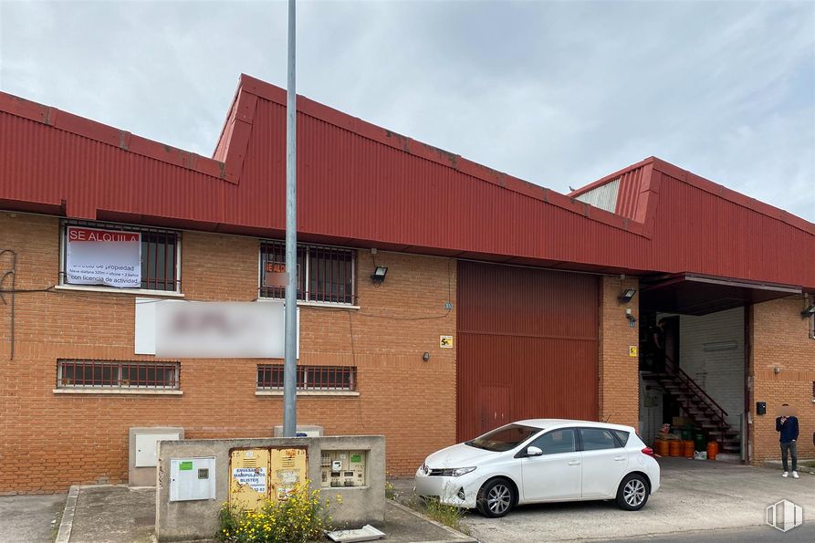 Nave en alquiler en Calle Miño, Ajalvir, Madrid, 28864 con coche, iluminación del automóvil, luz de estacionamiento, luces traseras y de freno, aparcamiento, coche familiar, sistema de ruedas para automóviles, aparcamiento, vehículo de lujo y retrovisor de automóvil alrededor