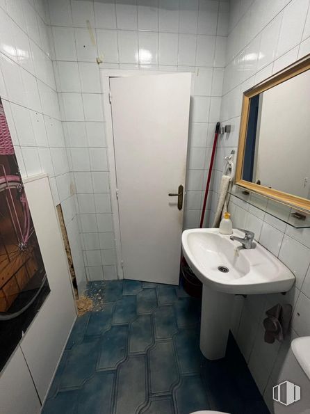 Local en alquiler en Avenida Constitución, Móstoles, Madrid, 28931 con puerta, fregadero, espejo, grifo, accesorios de fontanería, propiedad, lavabo, edificio, cuarto de baño y suelo alrededor