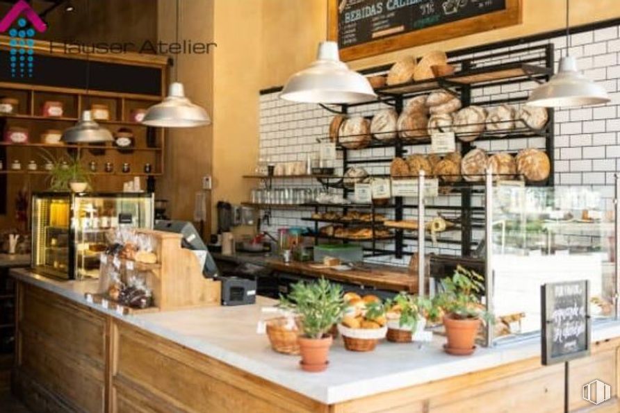 Retail for rent at Calle General Ricardos, Carabanchel, Madrid, 28019 with light fixture, lighting, countertop, bakery, food, shelf, baking, retail, restaurant and finger food around