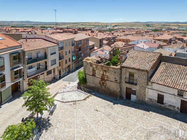 Land for sale at Plaza Losilla, Ávila, 05002 with sky, building, daytime, window, property, azure, infrastructure, urban design, plant and house around