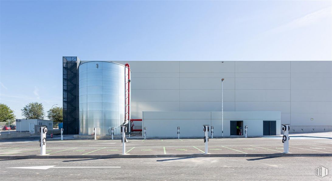 Nave en alquiler en Fase 1, Calle Sierra de la Demanda, 51, Villa de Vallecas, Madrid, 28031 con cielo, edificio, silo, asfalto, material compuesto, árbol, fachada, gas, edificio comercial y ciudad alrededor