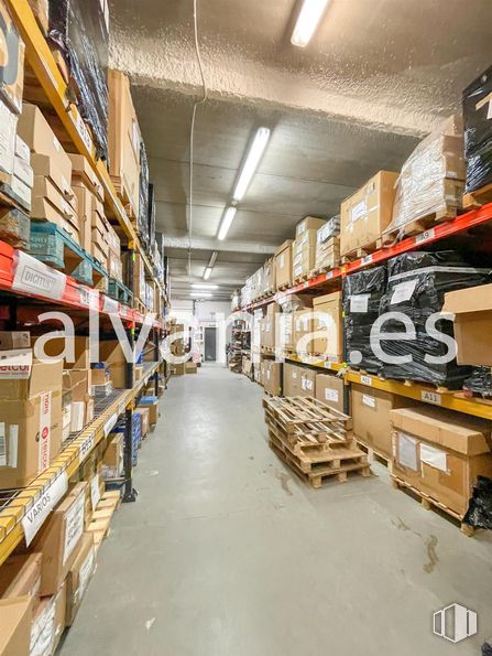 Industrial for sale at Zona San José de Valderas, Leganés, Madrid, 28918 with warehouse, inventory, shipping box, cardboard packaging, ceiling, box, packaging and labeling, shelving, shelf and cardboard around