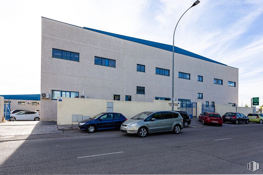 Industrial for sale at Zona industrial Sur Occidental, Móstoles, Madrid, 28938 with car, building, automotive parking light, wheel, tire, sky, cloud, vehicle, street light and window around