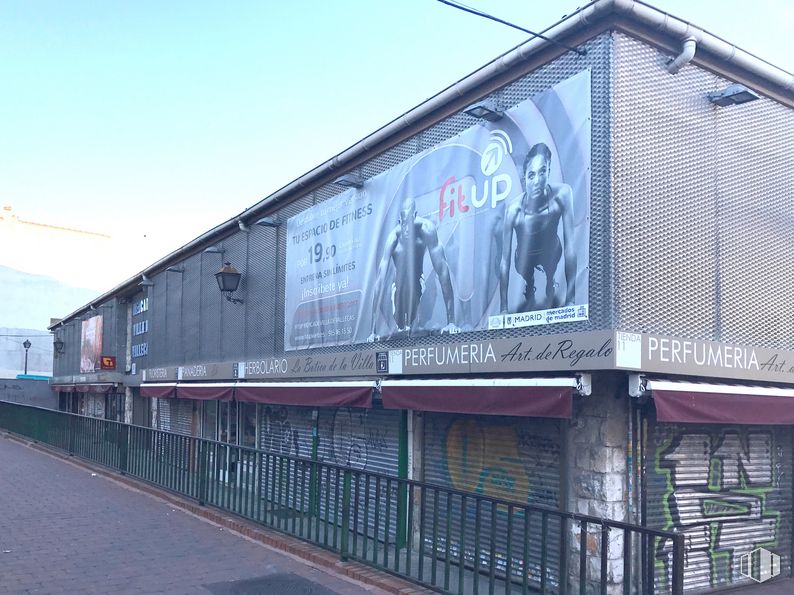 Local en alquiler en Calle Sierra Vieja, 61, Villa de Vallecas, Madrid, 28031 con persona, edificio, cielo, cartelera, fachada, valla, señalización, publicidad, ciudad y mural alrededor