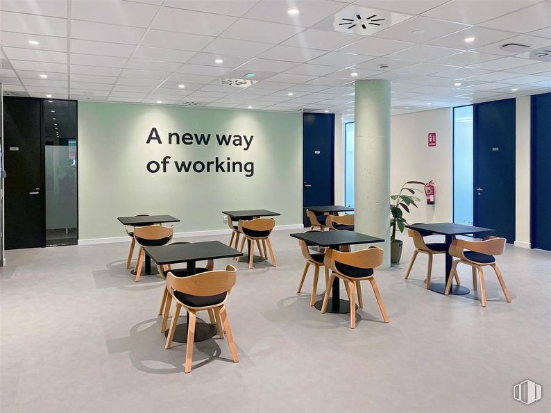 Oficina en alquiler en Edificio Square Garden, Regus Rivas Square Garden, Calle Marie Curie, 9, Rivas-Vaciamadrid, Madrid, 28529 con silla, mesa, interiorismo, suelo, suelos, pared, evento, techo, diseño y edificio alrededor