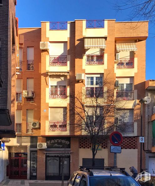 Retail for rent at Calle Gálvez, 5, Getafe, Madrid, 28902 with window, building, car, sky, photograph, blue, architecture, neighbourhood, vehicle and urban design around