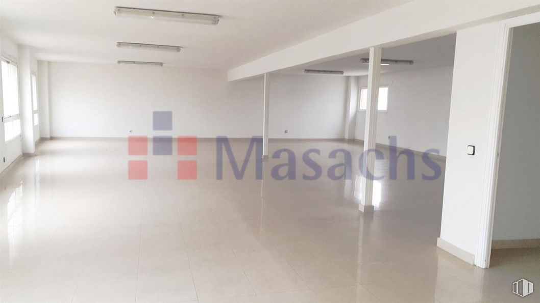 Industrial for sale at Zona industrial Las Nieves, Móstoles, Madrid, 28935 with light fixture, property, building, fixture, floor, flooring, material property, font, ceiling and glass around