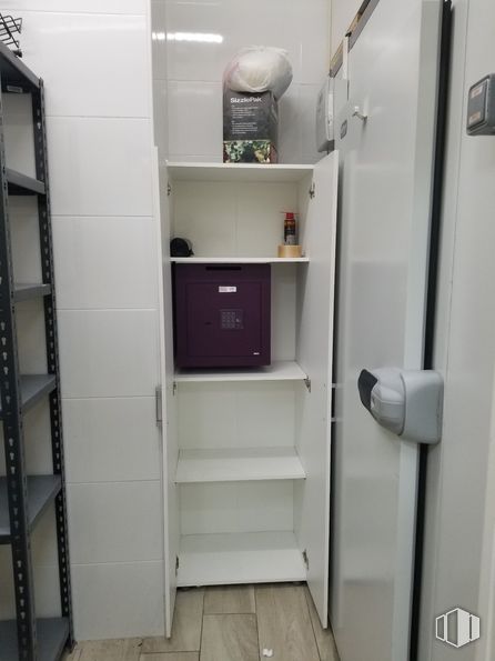 Local en venta en Zona Las Tablas, Fuencarral - El Pardo, Madrid, 28050 con ebanistería, asa, estante, estantería, ferretería doméstica, madera, suelos, gas, cajón y madera dura alrededor