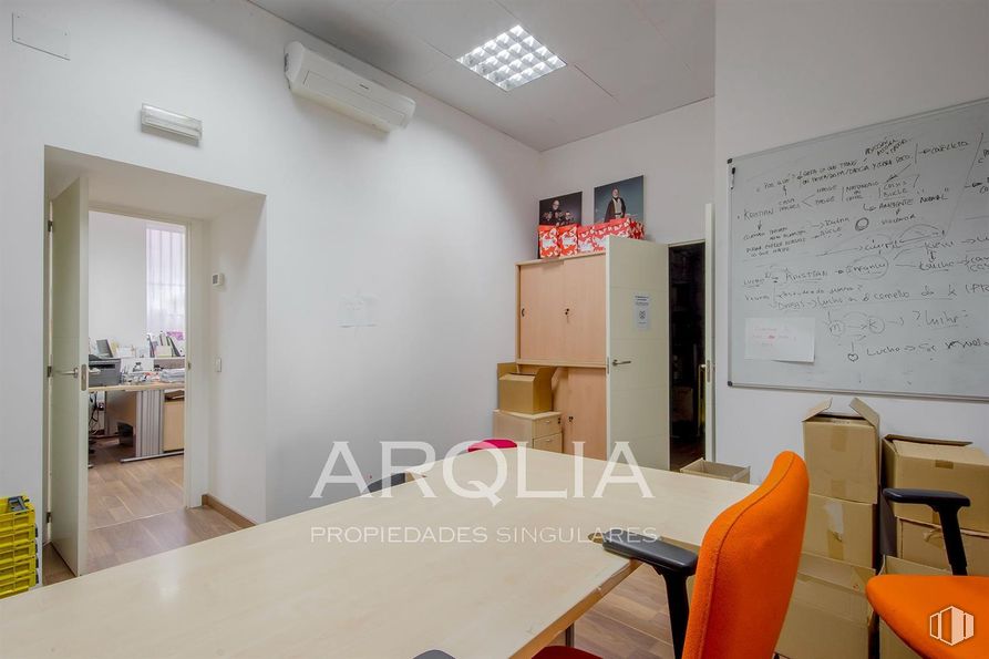 Oficina en venta en Calle Ferraz, Moncloa - Aravaca, Madrid, 28008 con silla, pizarra, lámpara, alumbrado, mesa, mueble, mesa, edificio, interiorismo y madera alrededor